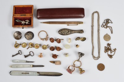 Lot 369 - A group of small collectable items