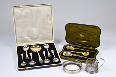 Lot 391 - A cased Edwardian silver dessert serving set