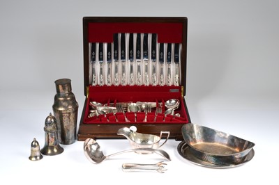 Lot 394 - A canteen of silver plated kings pattern style cutlery for eight