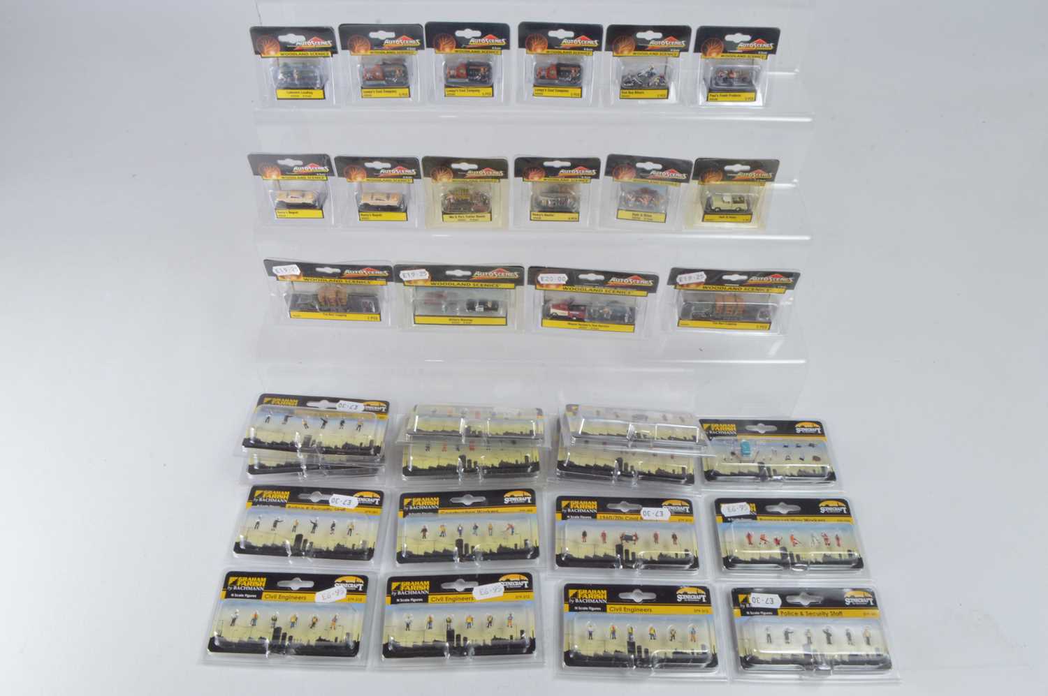 Lot 17 - Graham Farish by Bachmann and Woodland Scenics Auto Scenes N Scale Trackside Figures and Vehicles (34)
