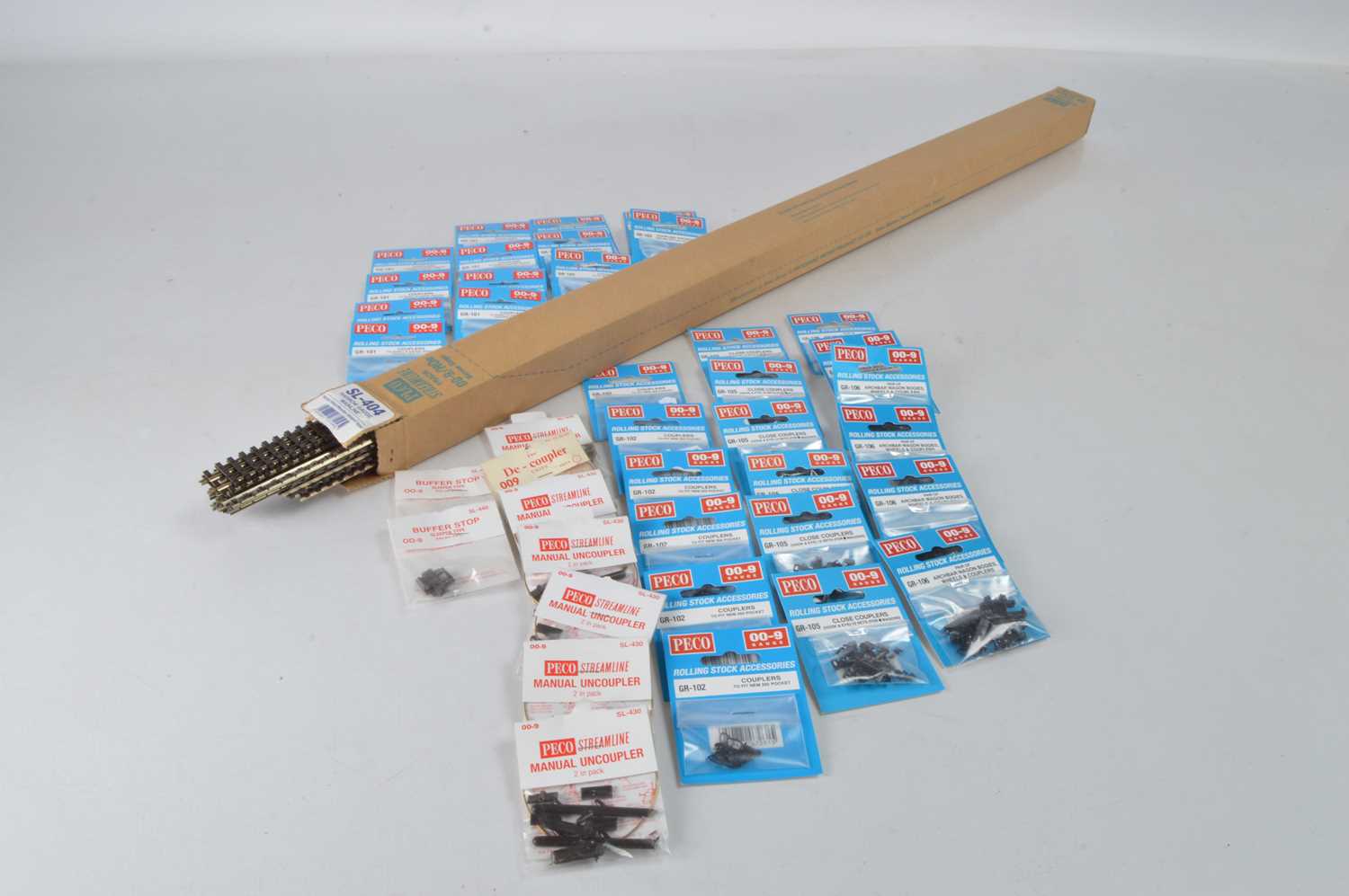 Lot 54 - Peco 00-9 Gauge/H0e Track and Accessories (19 Lengths of Track, 40 Packs)