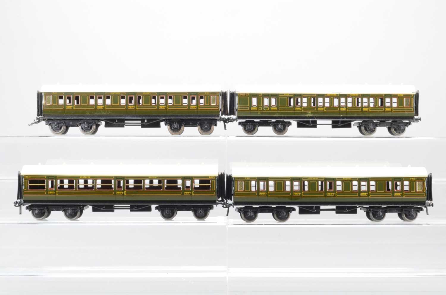 Lot 587 - Bassett Lowke 1931 series O gauge Southern Railway coaches (4)