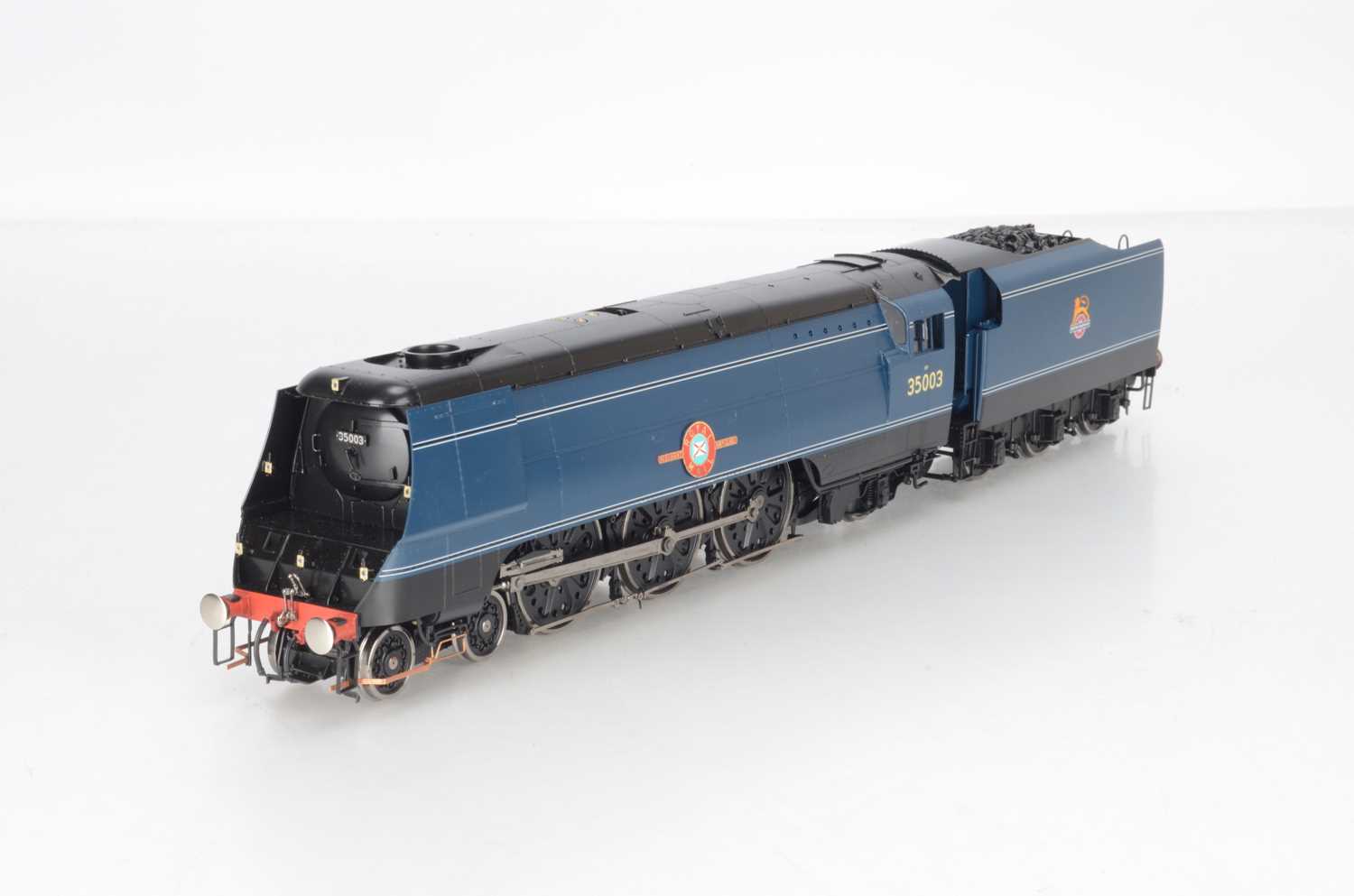 Lot 641 - Golden Age Finescale O Gauge BR Blue ex Southern Railway rebuilt Merchant Navy Class 'Royal Mail' 35003 4-6-2 locomotive and Tender on display plinth with glass cover