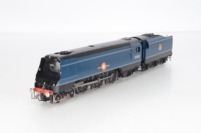 Lot 641 - Golden Age Finescale O Gauge BR Blue ex Southern Railway rebuilt Merchant Navy Class 'Royal Mail' 35003 4-6-2 locomotive and Tender on display plinth with glass cover