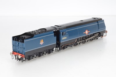 Lot 641 - Golden Age Finescale O Gauge BR Blue ex Southern Railway rebuilt Merchant Navy Class 'Royal Mail' 35003 4-6-2 locomotive and Tender on display plinth with glass cover