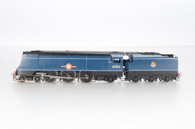 Lot 641 - Golden Age Finescale O Gauge BR Blue ex Southern Railway rebuilt Merchant Navy Class 'Royal Mail' 35003 4-6-2 locomotive and Tender on display plinth with glass cover