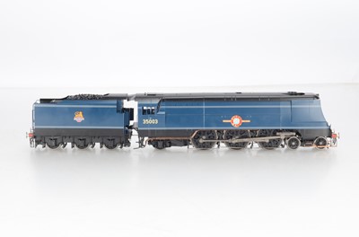 Lot 641 - Golden Age Finescale O Gauge BR Blue ex Southern Railway rebuilt Merchant Navy Class 'Royal Mail' 35003 4-6-2 locomotive and Tender on display plinth with glass cover