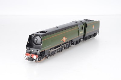 Lot 642 - Golden Age Models Finescale O Gauge BR Green ex Southern Railway rebuilt Merchant Navy Class  ' Peninsular & Oriental SN Co', No 35006 4-6-2 Locomotive and Tender on display plinth with glass cover