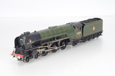 Lot 644 - DJH Models Professionally kit built Finescale O Gauge British Railways Peppercorn Class A1 Early Crest 'Great Central' No 60156 4-6-2 Locomotive and Tender with display plinth and glass cover