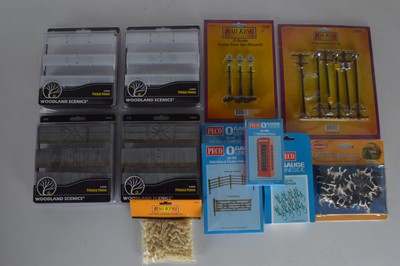 Lot 795 - A qty of Peco and other makers O gauge accessories (12)