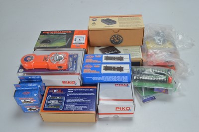 Lot 800 - A qty of Railway Controllers and accessories BY Lionel Gaugemaster and other makers (29)
