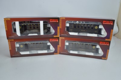 Lot 825 - PIKO G Gauge Rake of Four American Santa Fe Coaches (4)