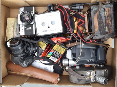 Lot 437 - A Mixed Tray of Cameras