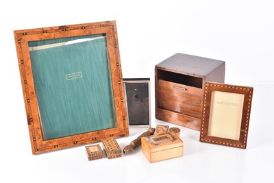 Lot 300 - A collection of Treen items