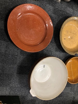 Lot 460 - A collection of assorted ceramics