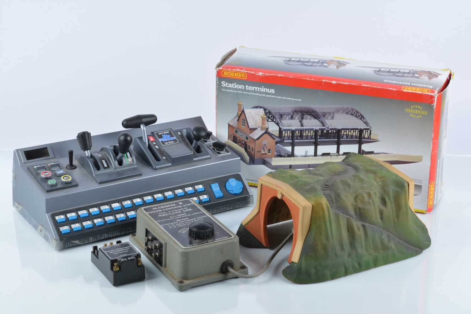 Lot 671 - Hornby and other makers 00 Gauge Controllers and Station buildings  (4)