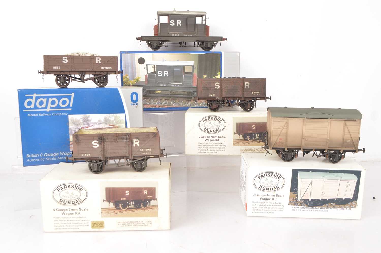 Lot 401 - Dapol RTR and Parkside Dundas kitbuilt  0 Gauge SR Goods wagons (5)