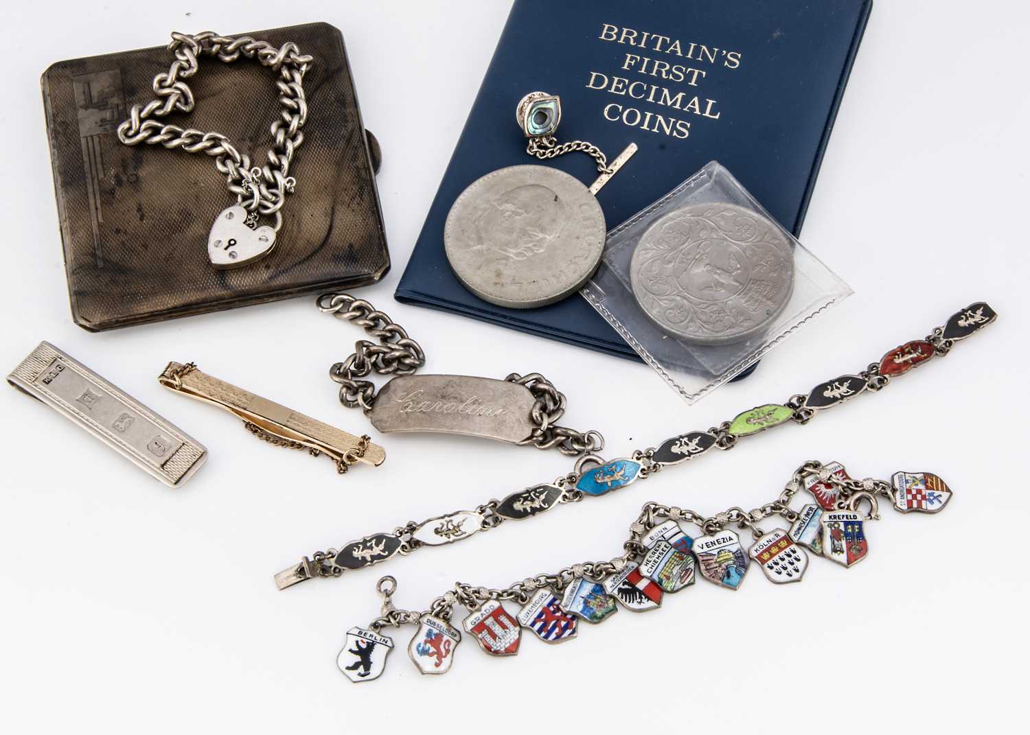 Lot 48 - A collection of silver jewels