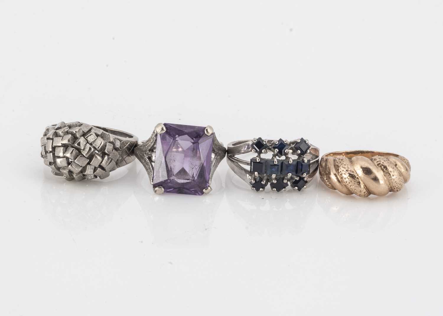Lot 50 - A yellow metal ring