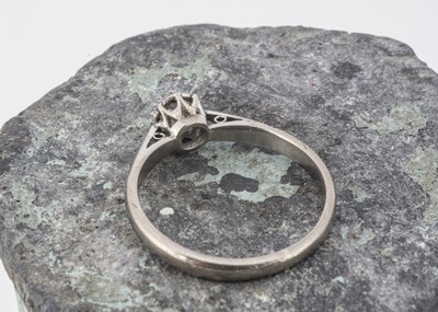 Lot 78 - An 18ct and Plat diamond Solitaire ring