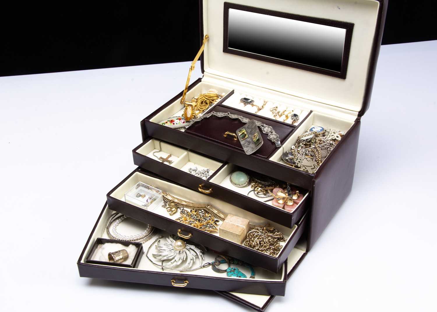 Lot 83 - A collection of costume jewels