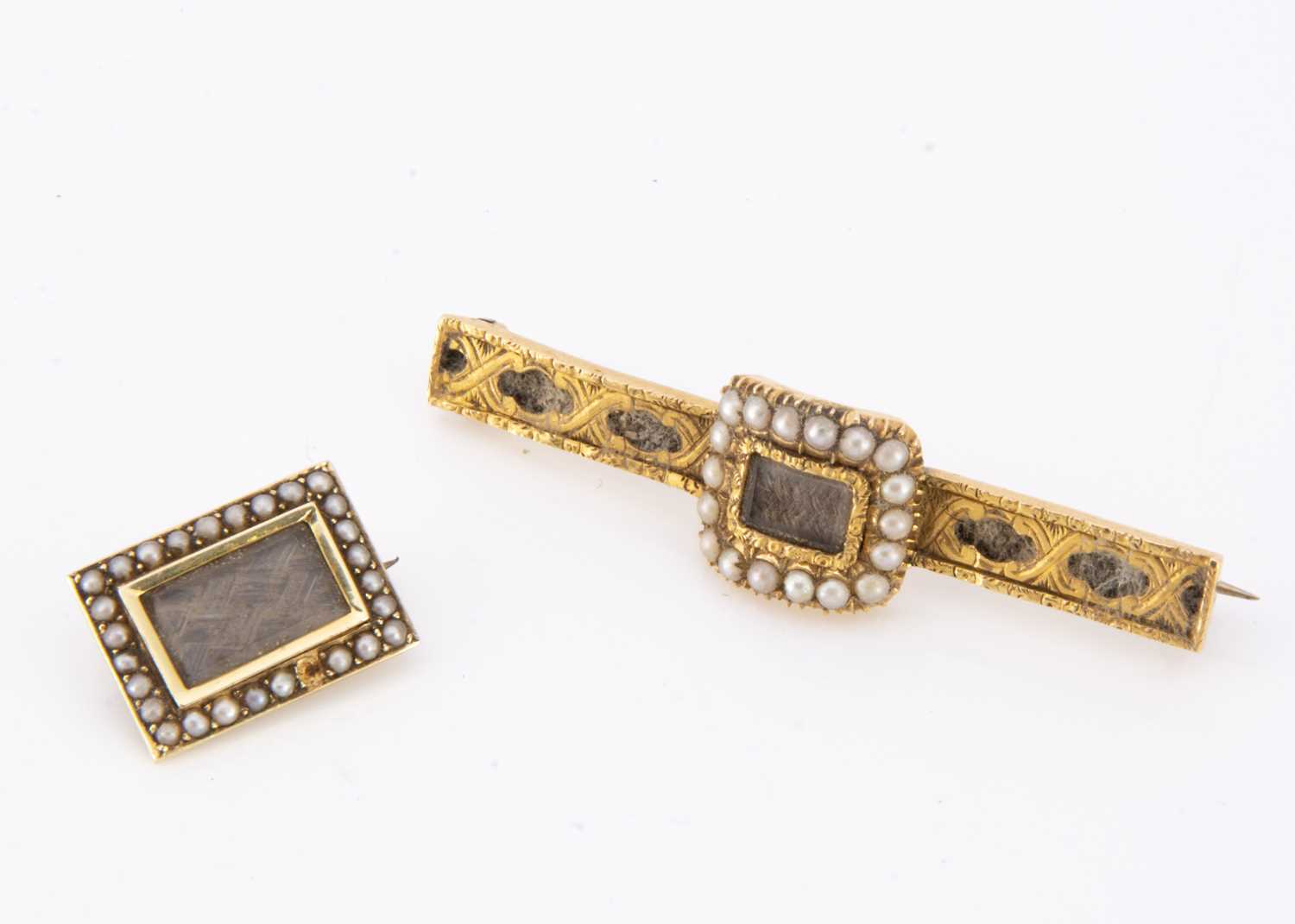Lot 89 - A 19th century memorial brooch
