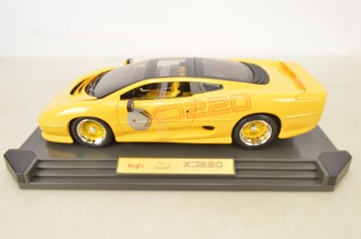 Lot 7 - Maisto 1:12 Scale Pink Cadillac and Jaguar XJ220