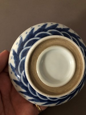 Lot 124 - An early 20th century Chinese blue and white decorated porcelain ink pot and cover