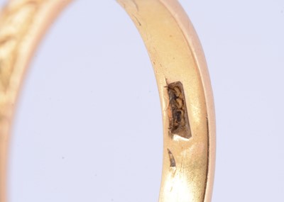 Lot 60 - A 22ct gold antique wedding band
