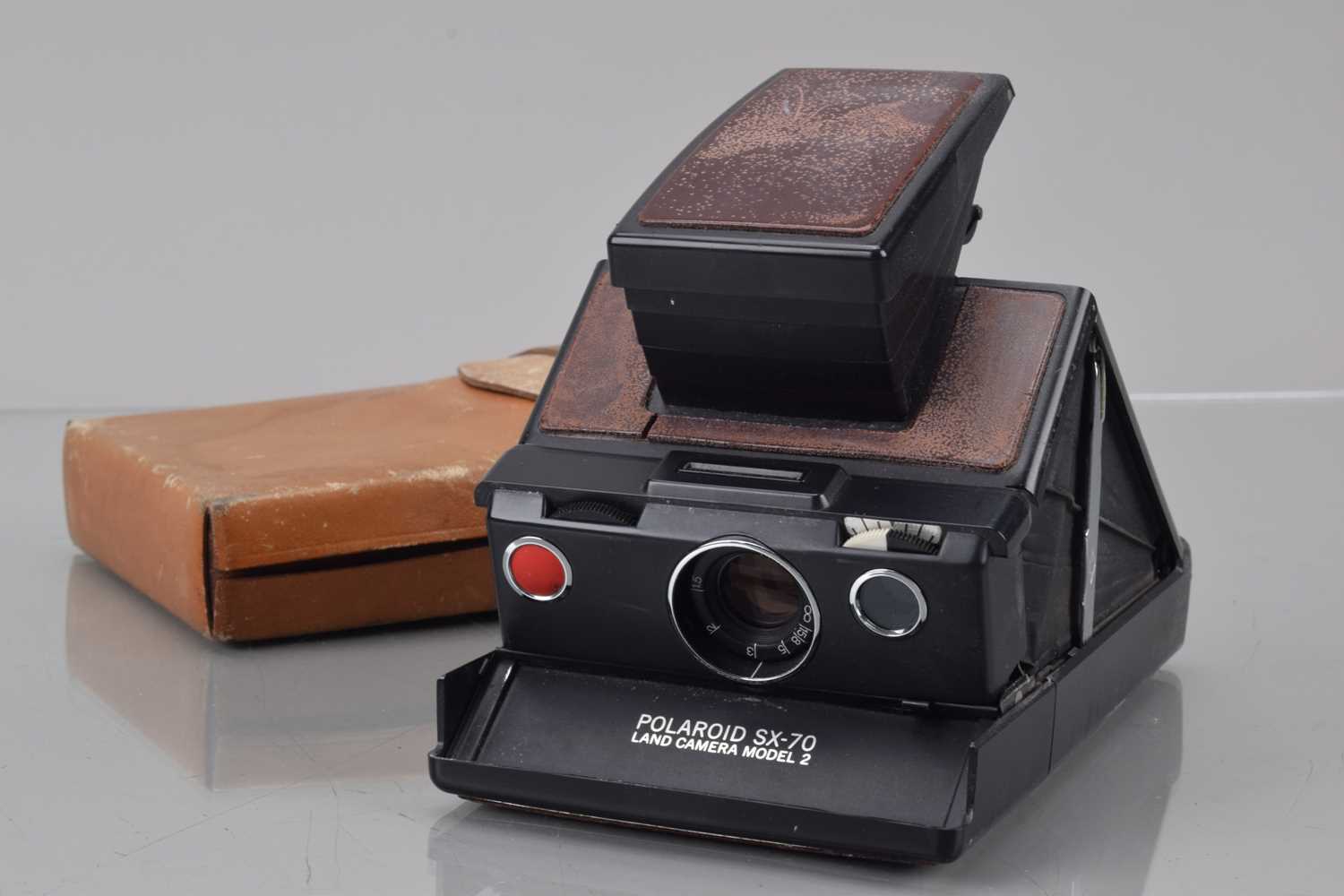 Lot 32 - A Polaroid SX-70 Alpha 1 Model 2 Camera