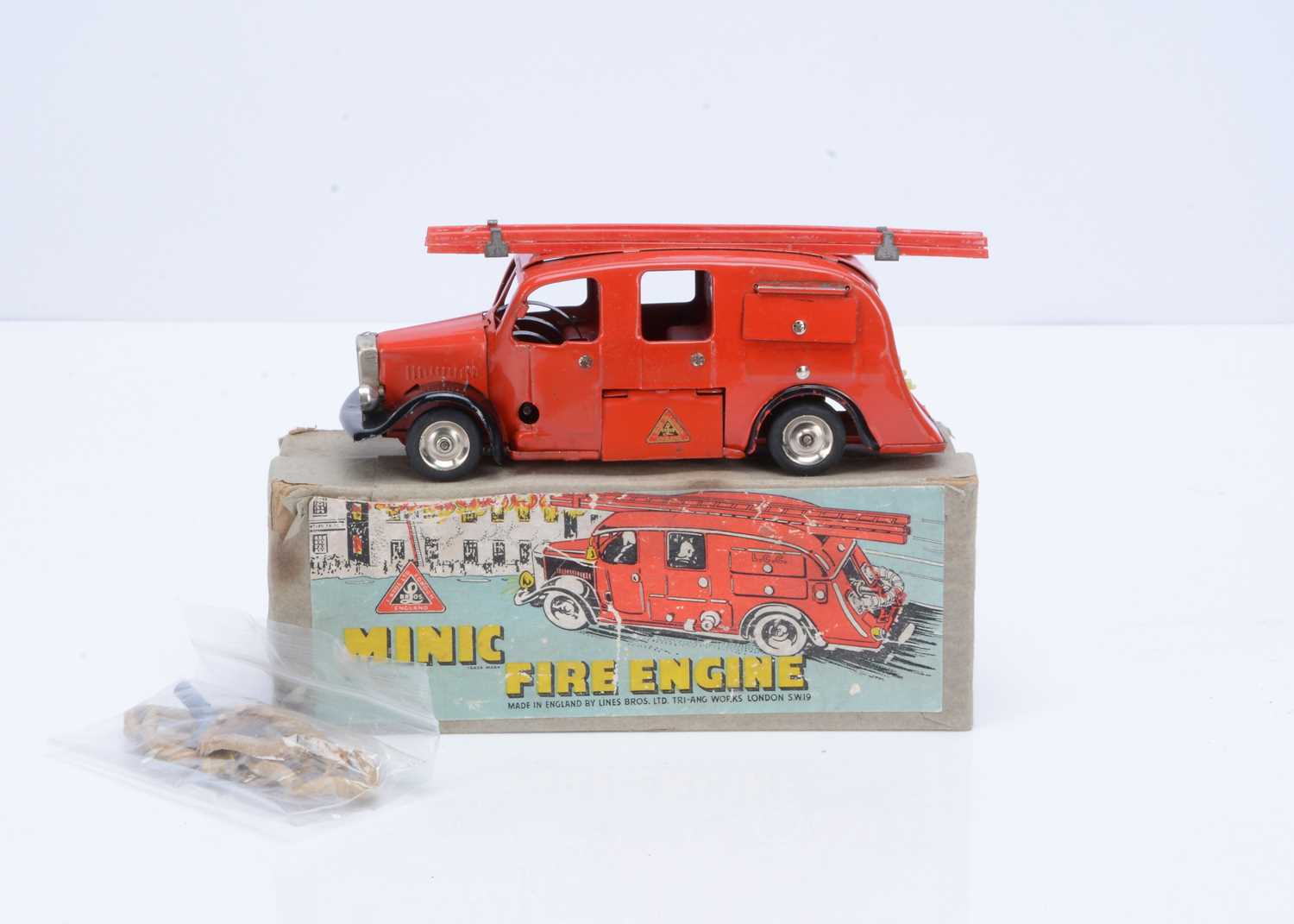 Lot 342 - A Tri-ang Minic Tinplate Clockwork 62M Fire Engine