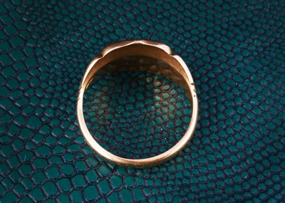 Lot 28 - An 18ct gold Edwardian gentleman's signet ring