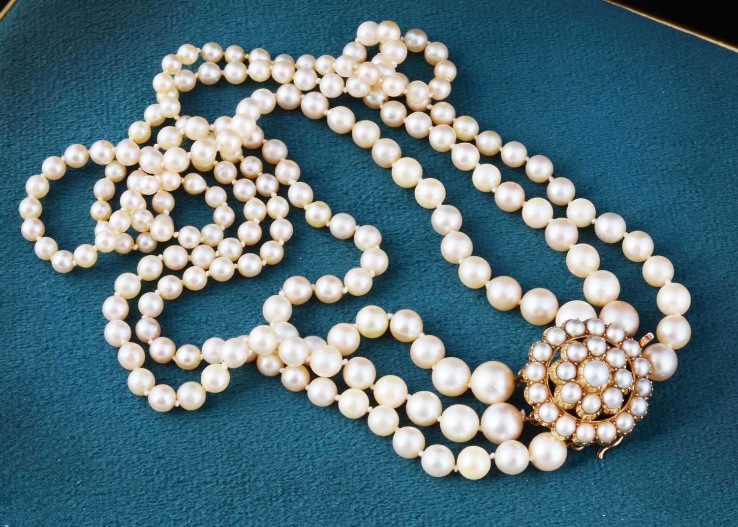 Lot 29 - A graduated cultured pearl three strand choker
