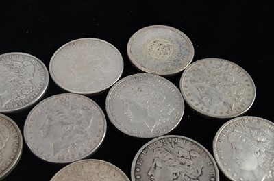 Lot 65 - A collection of nineteen United states silver Morgan dollars