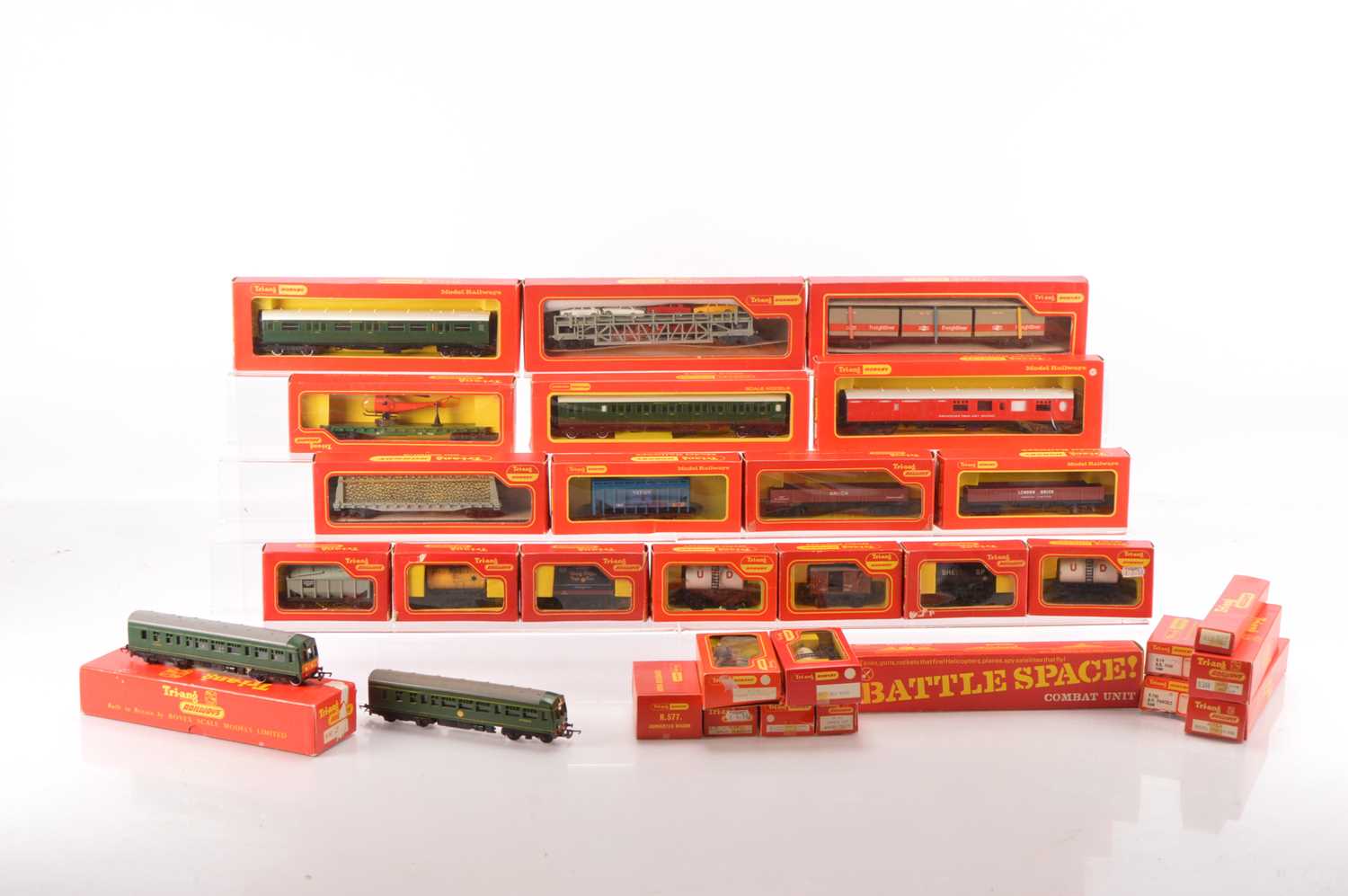 Lot 50 - Tri-ang Hornby 00 gauge Railcar carriages and wagons in original boxes (31)