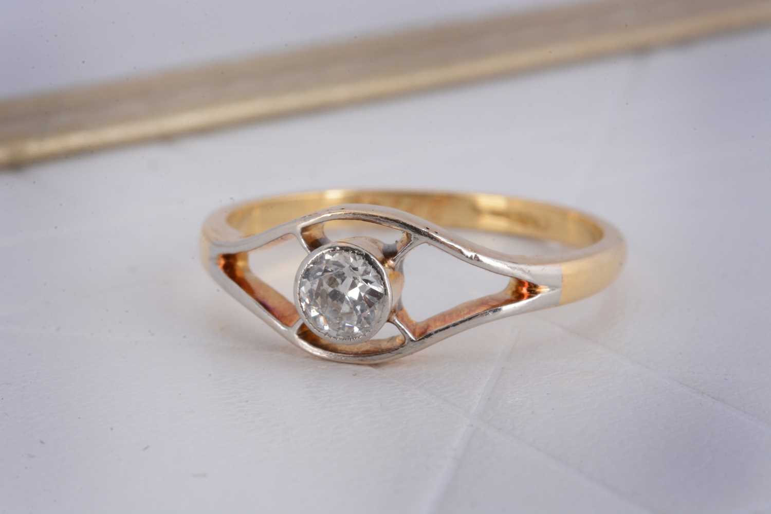 Lot 8 - An Edwardian old cut diamond 18ct gold and platinum set dress ring