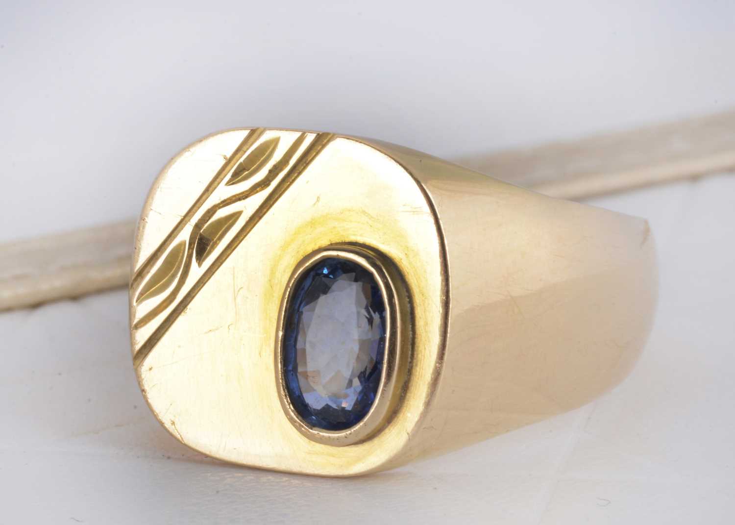 Lot 12 - A continental 750 marked gentleman's signet ring