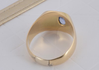 Lot 12 - A continental 750 marked gentleman's signet ring