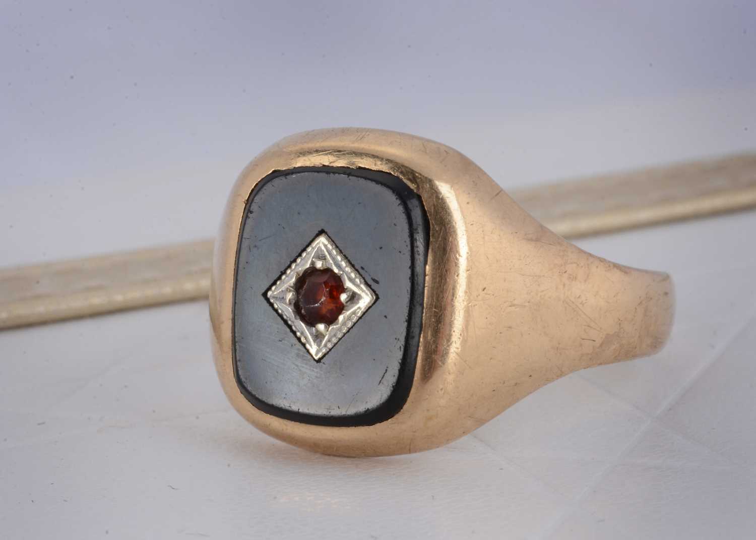 Lot 13 - A 9ct gold gentleman's onyx and garnet signet ring