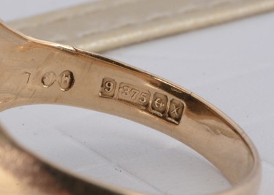 Lot 13 - A 9ct gold gentleman's onyx and garnet signet ring