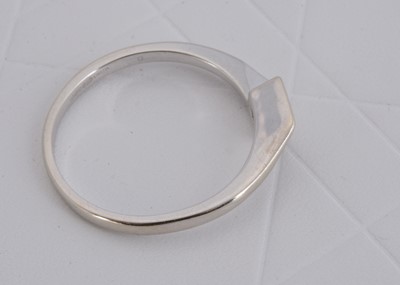 Lot 15 - An 18ct gold diamond crossover solitaire dress ring