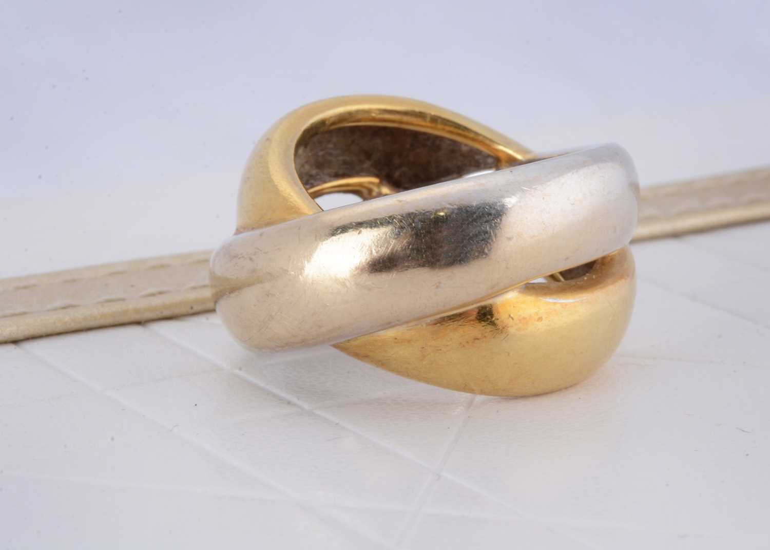 Lot 17 - An 18ct gold two colour gold knot ring