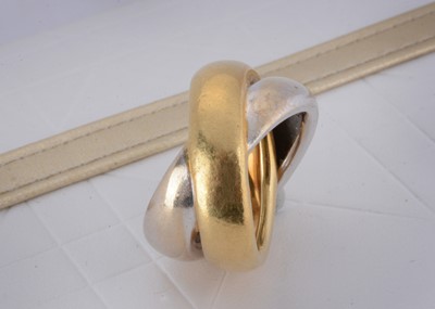 Lot 17 - An 18ct gold two colour gold knot ring