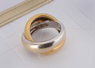 Lot 17 - An 18ct gold two colour gold knot ring
