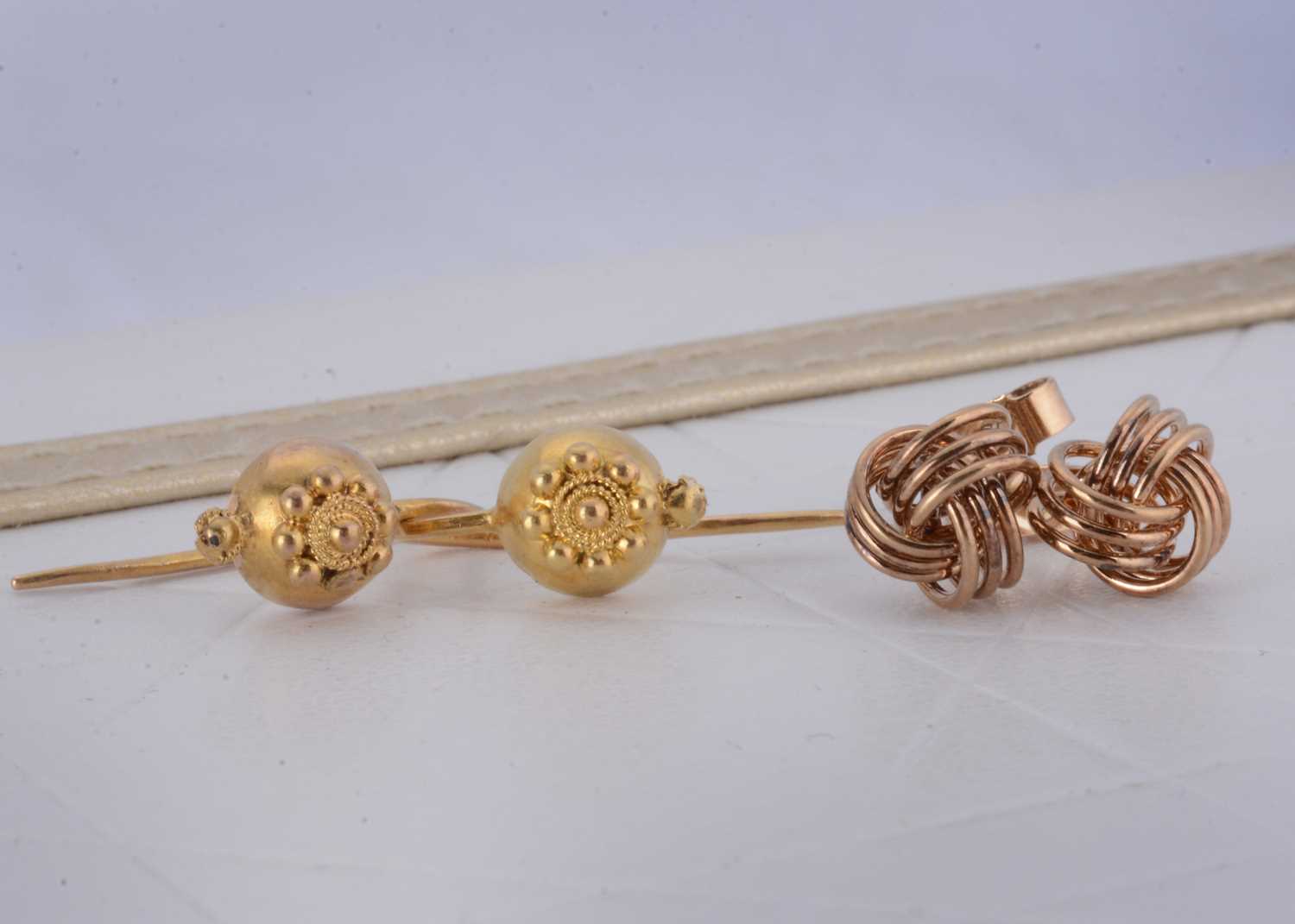 Lot 19 - A pair of 9ct gold knot stud earrings