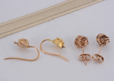 Lot 19 - A pair of 9ct gold knot stud earrings