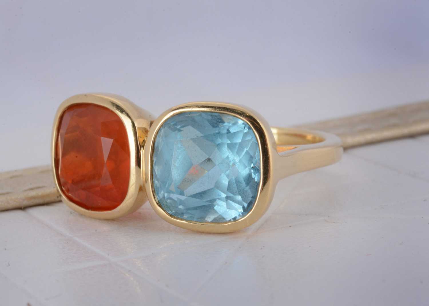 Lot 21 - A contemporary 18ct gold ring by Cassandra Goad