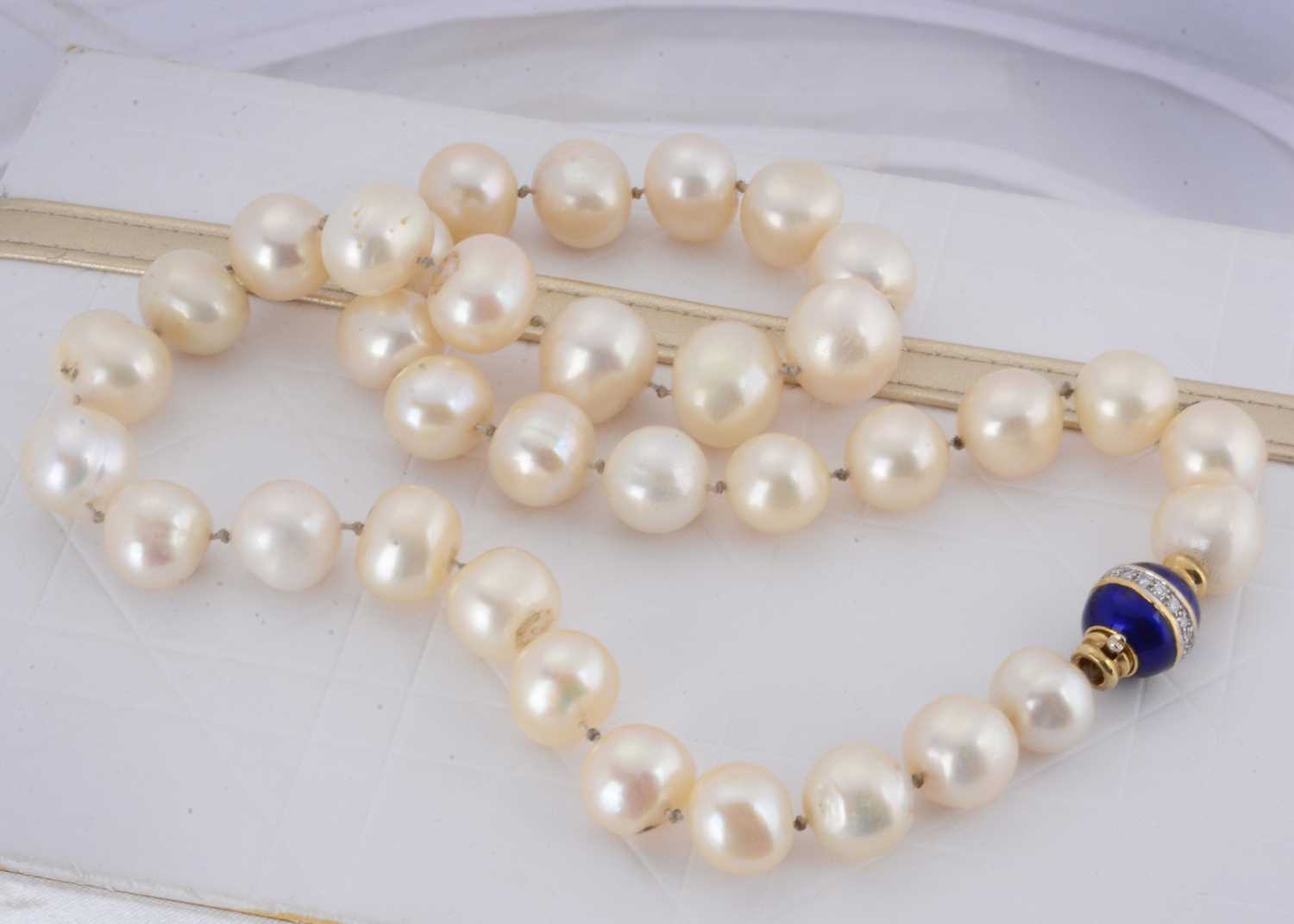 Lot 24 - A string of cultured knotted pearls