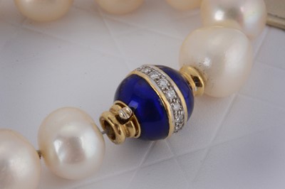 Lot 24 - A string of cultured knotted pearls
