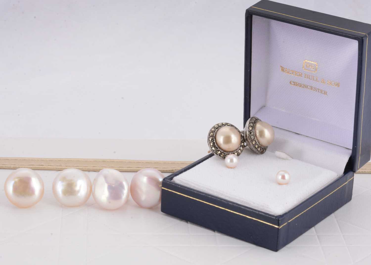 Lot 31 - A pair of 18ct gold and cultured pearl stud earrings